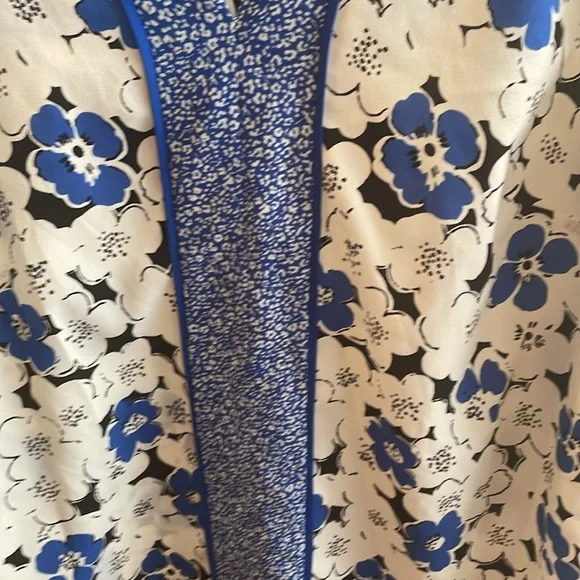 Last Day April 5th  ⭐️ 
blue and black floral blouse - Picture 4 of 4